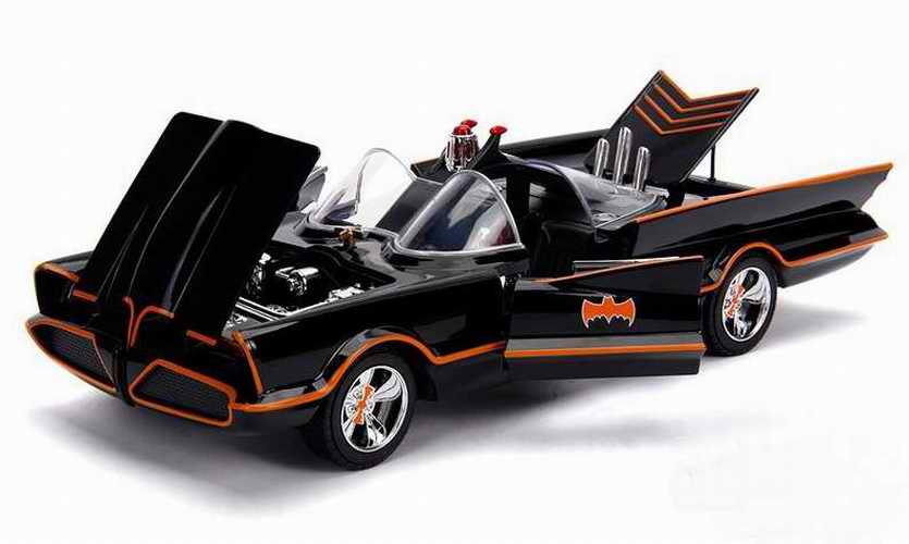 Voiture En Métal BATMOBILE Avec 2 Figurines BATMAN Et ROBIN 1/18 Phares et Feux Led