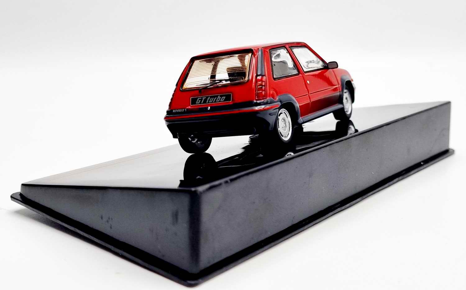 Voiture miniature RENAULT Supercinq GTTurbo Ixo 1/43