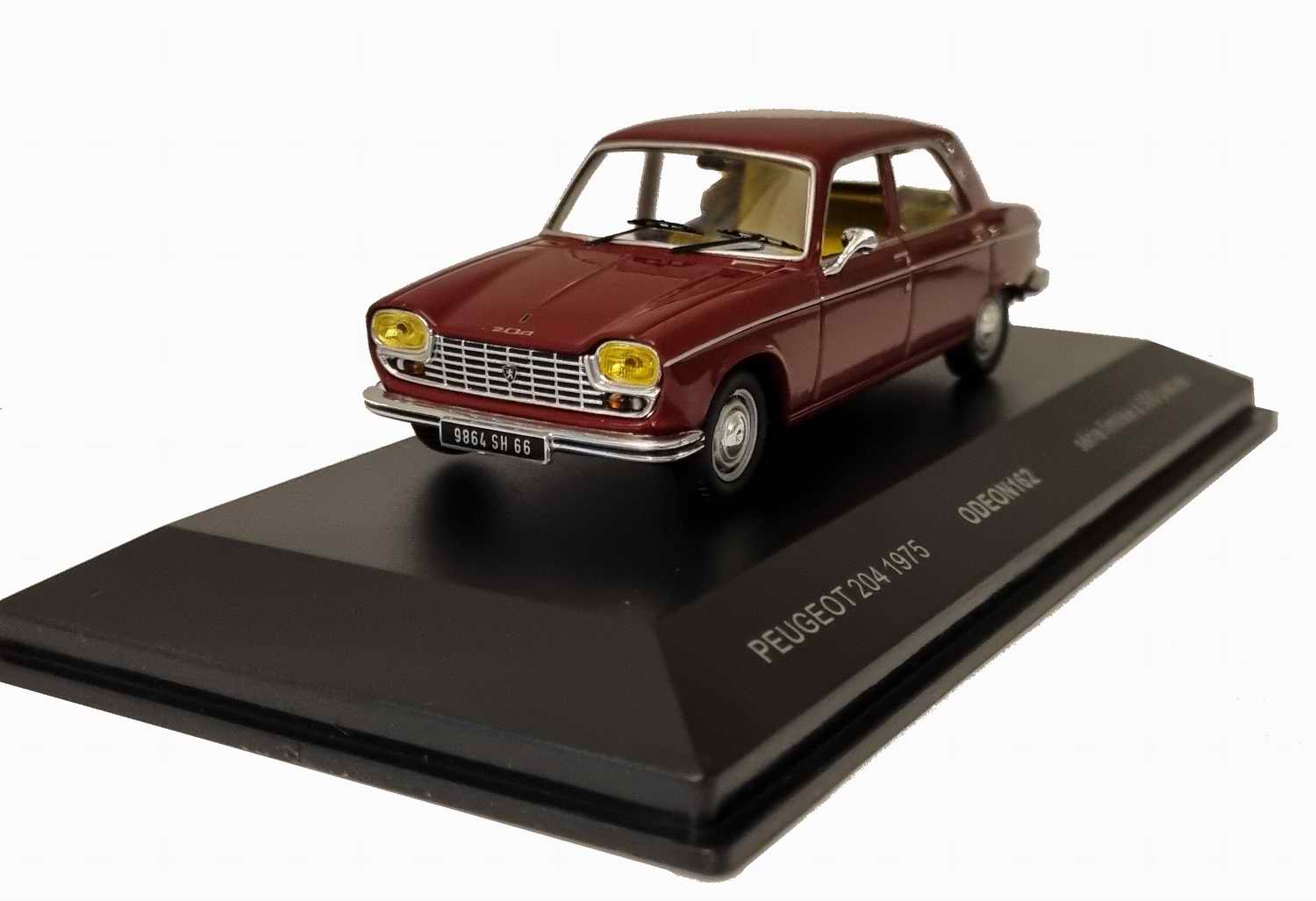 Voiture Miniature Peugeot 204 bordeaux 1/43