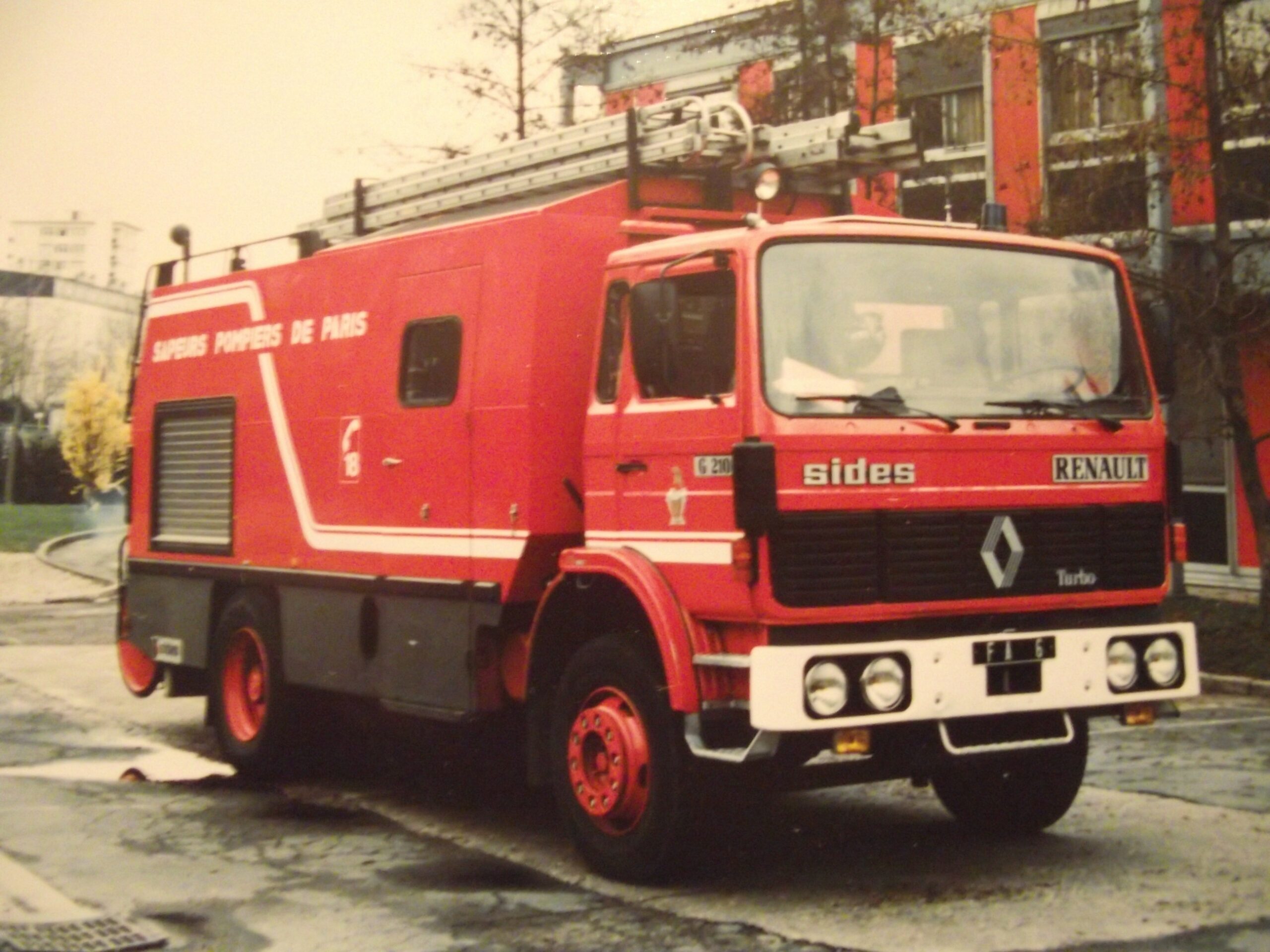 Camion de pompiers RENAULT G210 Fourgon d'Appui FA 5 SIDES BSPP Brigade De Sapeurs Pompiers de Paris 1/43