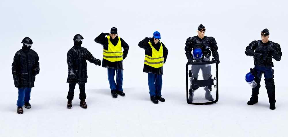 Figurines Gendarmes Mobiles policiers CRS manifestants Gilets Jaunes 1/43