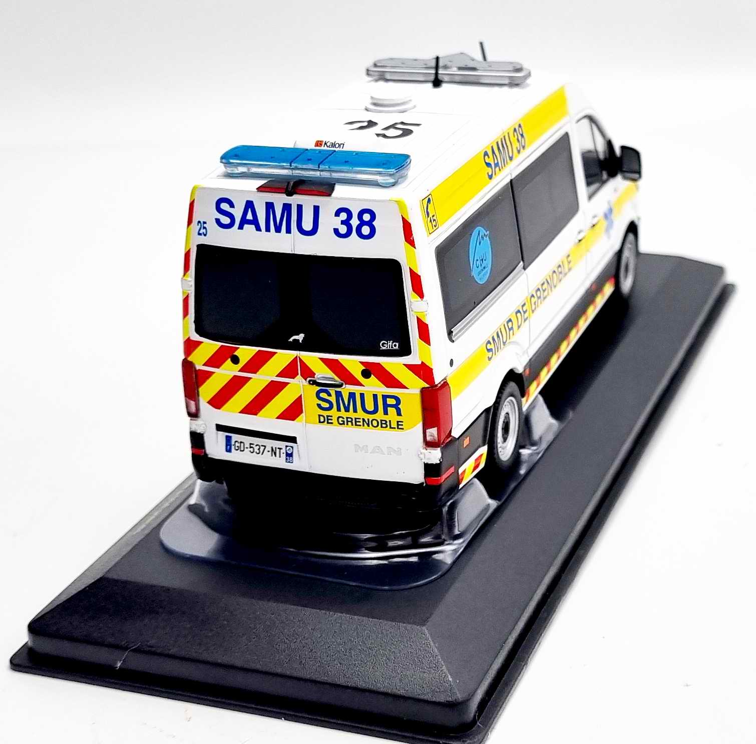 Miniature AMBULANCE DE REANIMATION MANTGE L2H2 GIFA SAMU38 SMUR CHU DE GRENOBLE 1/43 Odeon