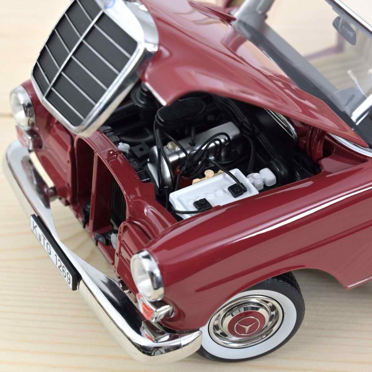 Voiture miniature MERCEDES200 de 1966 1/18 NOREV