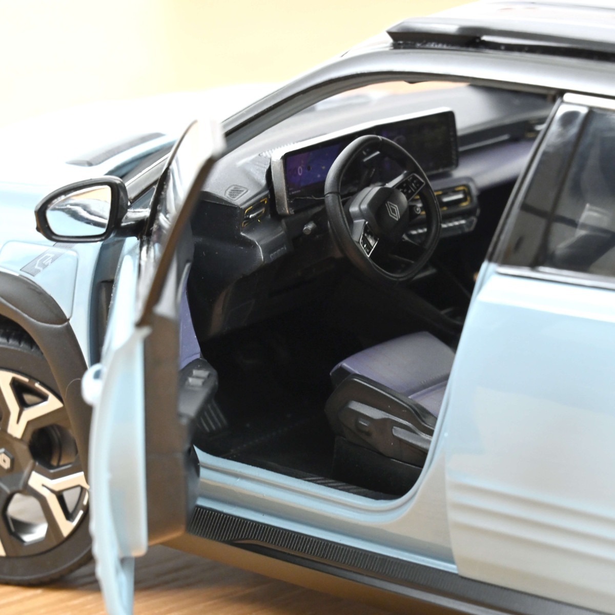 Voiture miniature R4 ETech Electrique 2025 bleu nuage 1/18 Norev