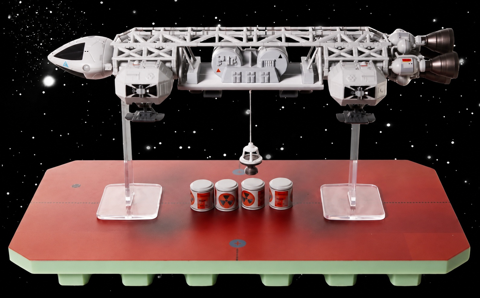Maquette Vaisseau spatial Eagle Treuil Transporteur Déchets Nucléaires Cosmos 1999